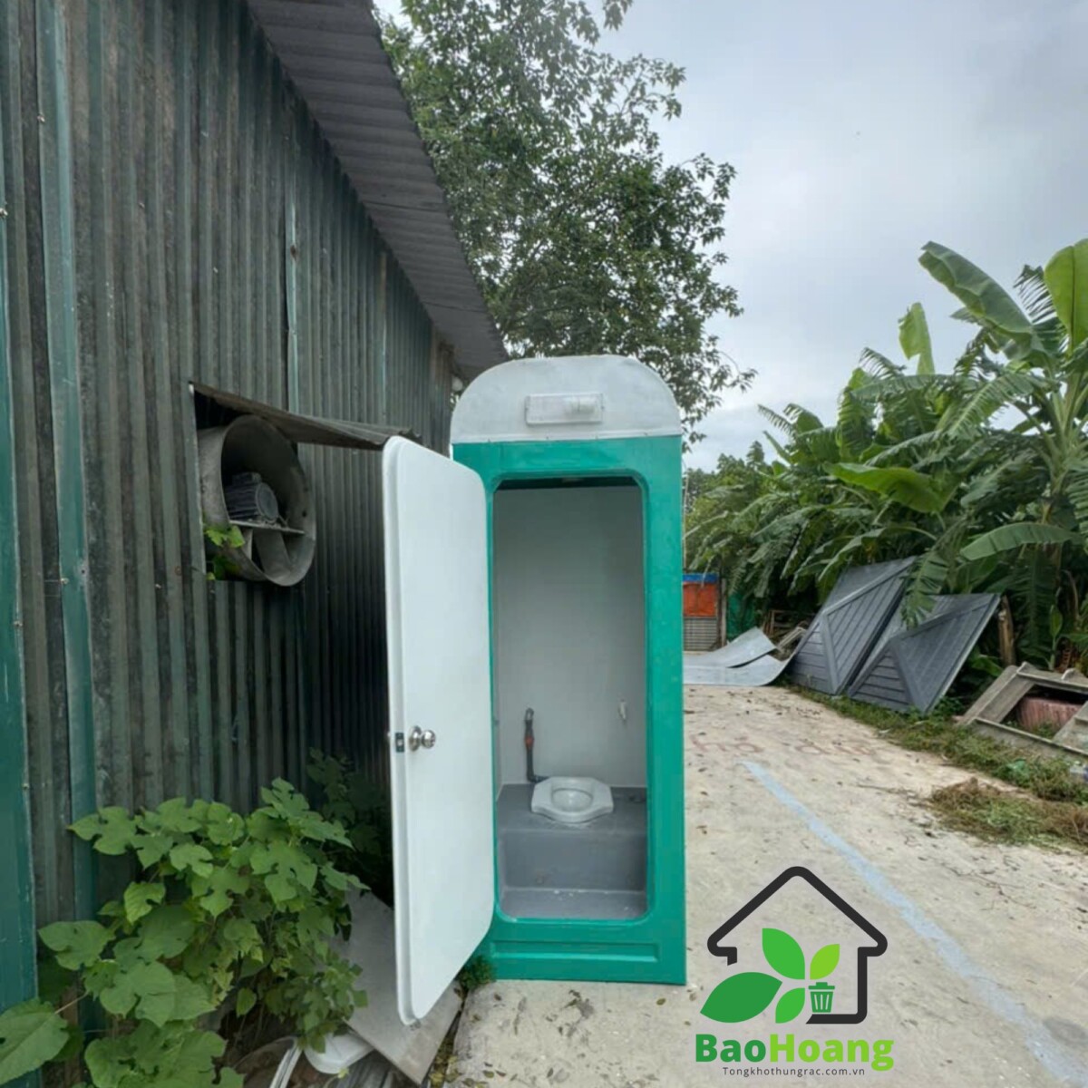 Nhà vệ sinh di động mở cửa